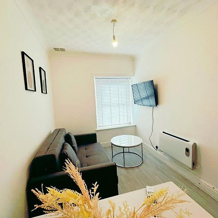 Modern & Stylish 1 Bedroom Flat In Bridgend Town Exterior photo