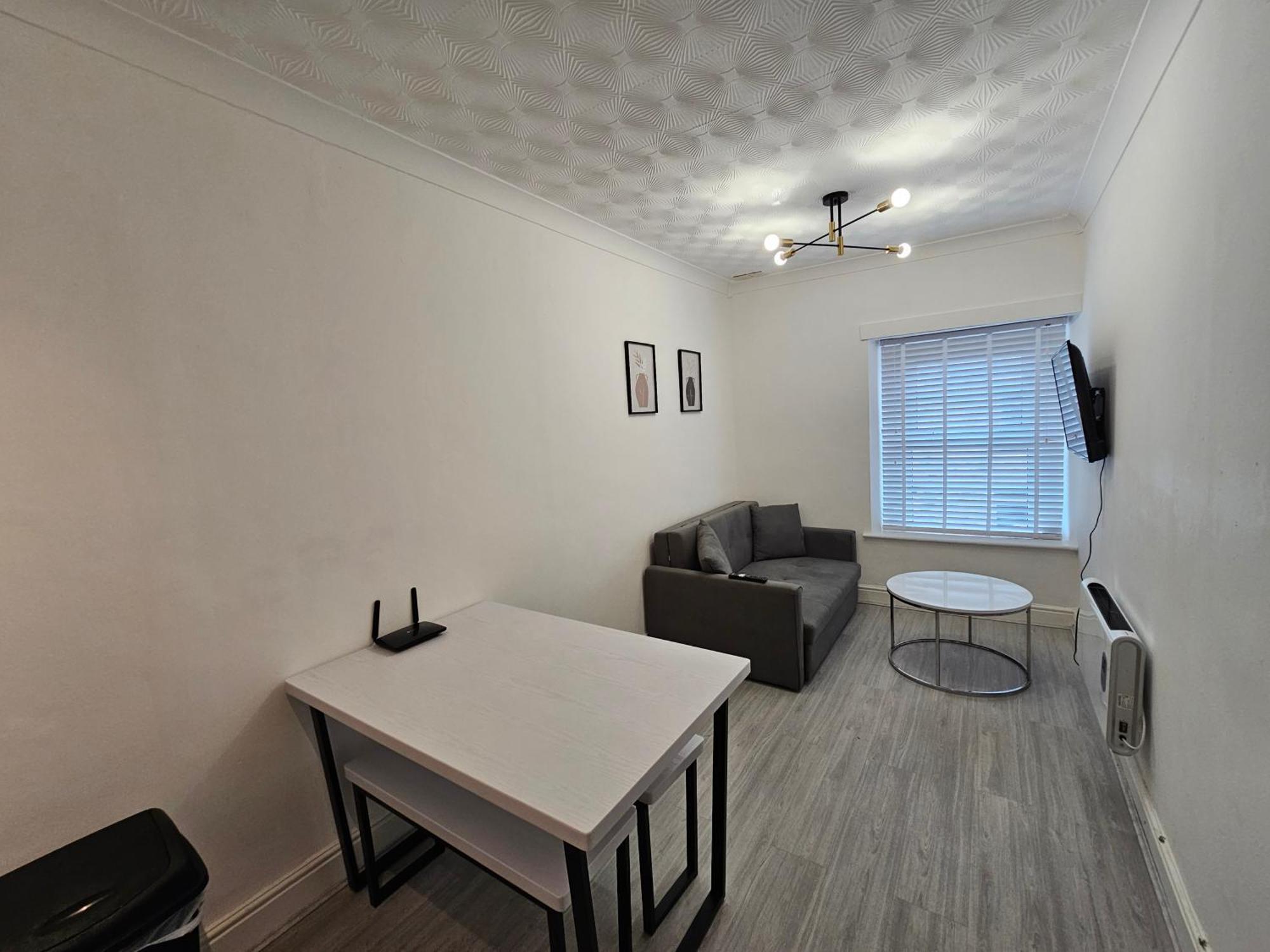 Modern & Stylish 1 Bedroom Flat In Bridgend Town Exterior photo