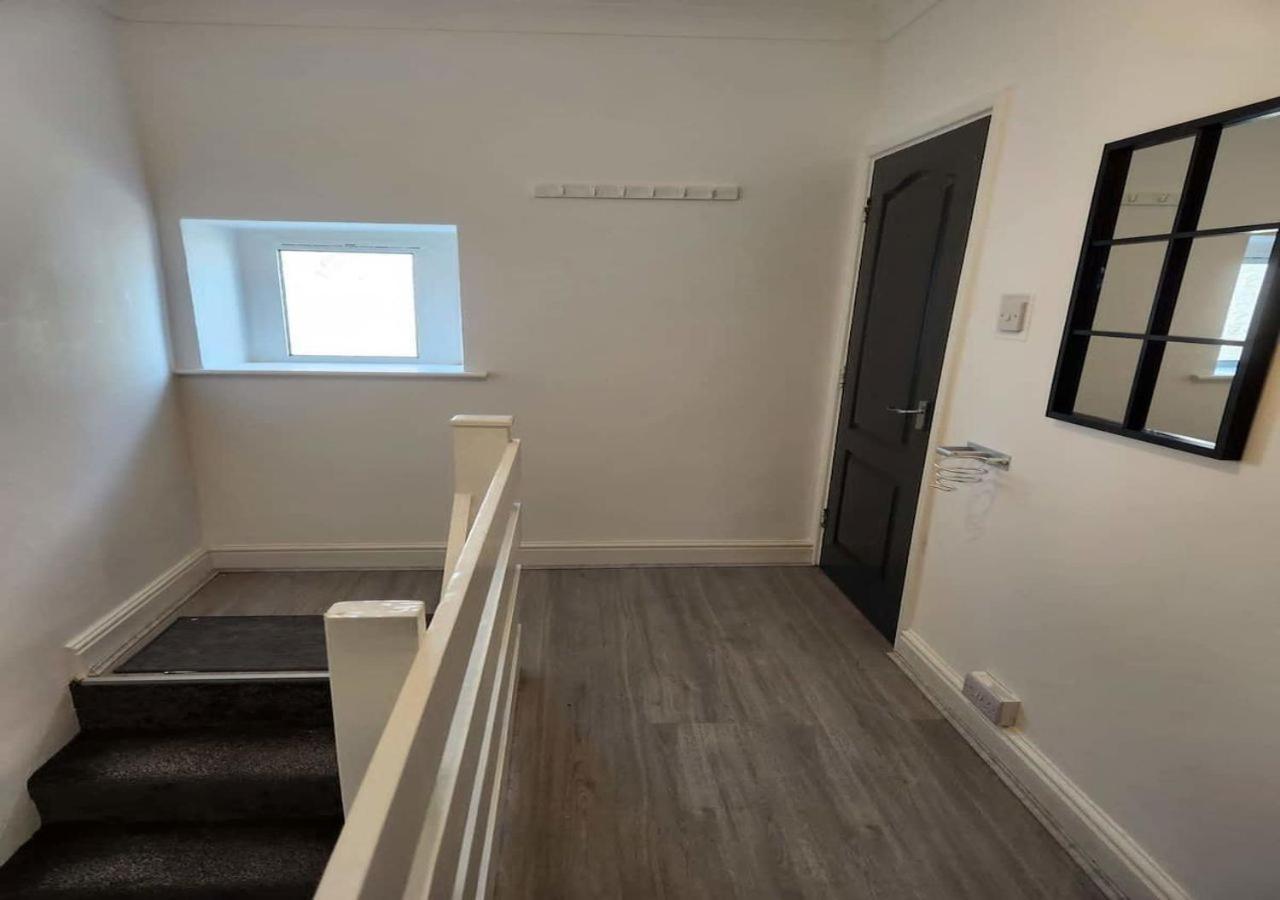Modern & Stylish 1 Bedroom Flat In Bridgend Town Exterior photo