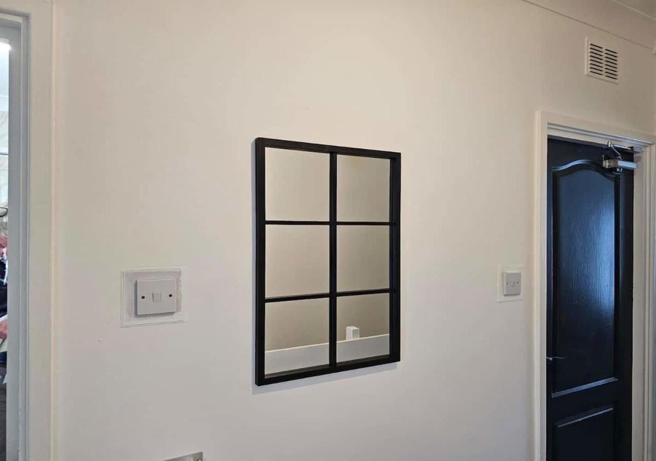 Modern & Stylish 1 Bedroom Flat In Bridgend Town Exterior photo