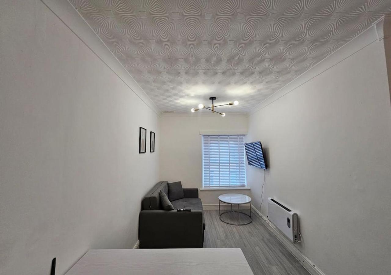 Modern & Stylish 1 Bedroom Flat In Bridgend Town Exterior photo